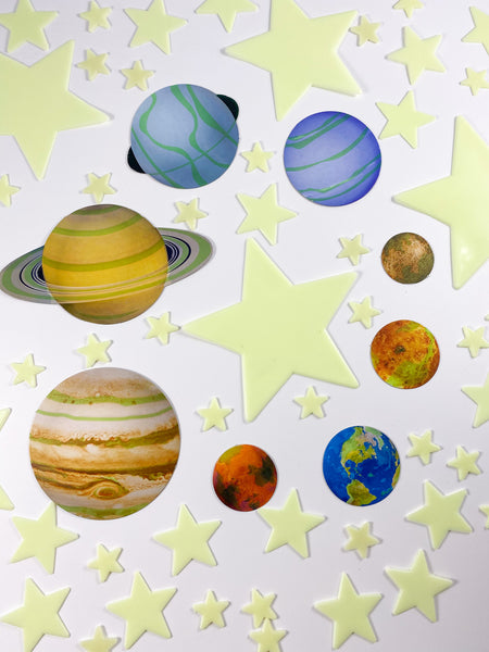 includes, Murcury, venus, earth, mars, jupiter, saturn, uranus and nuptune along with 100 glowing stars